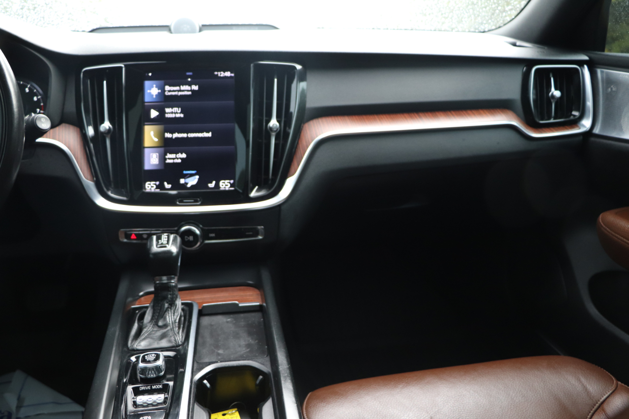 2021 Volvo V60 Momentum photo 18