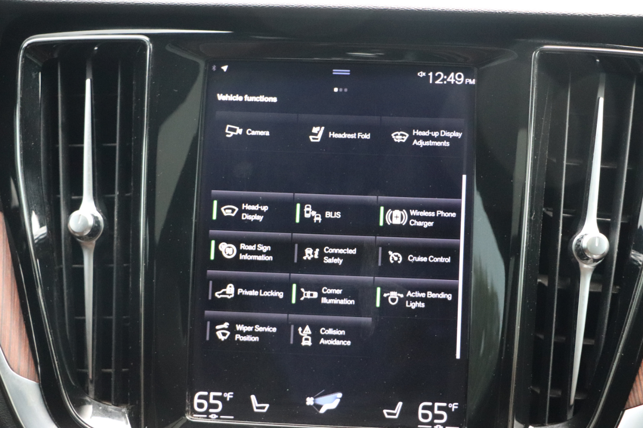 2021 Volvo V60 Momentum photo 24