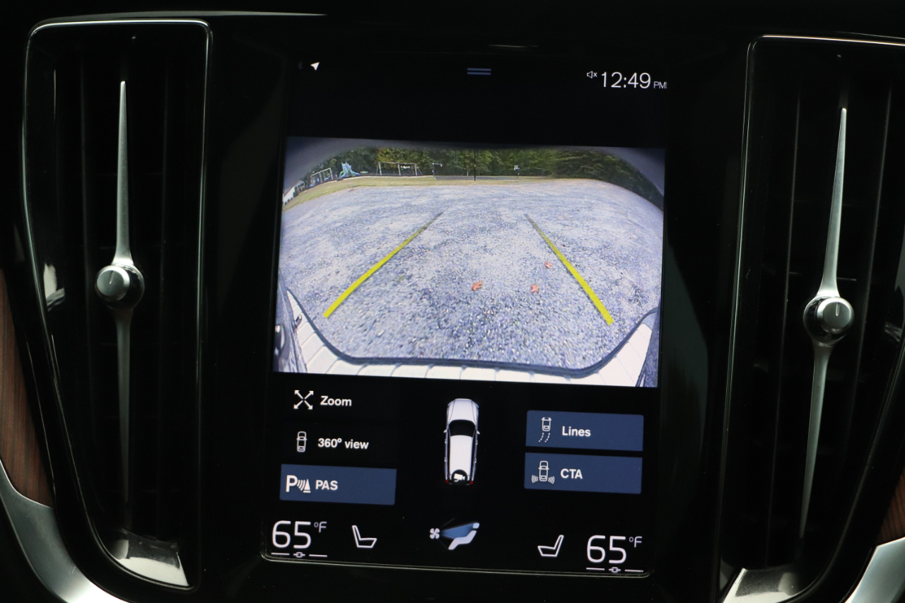 2021 Volvo V60 Momentum photo 25