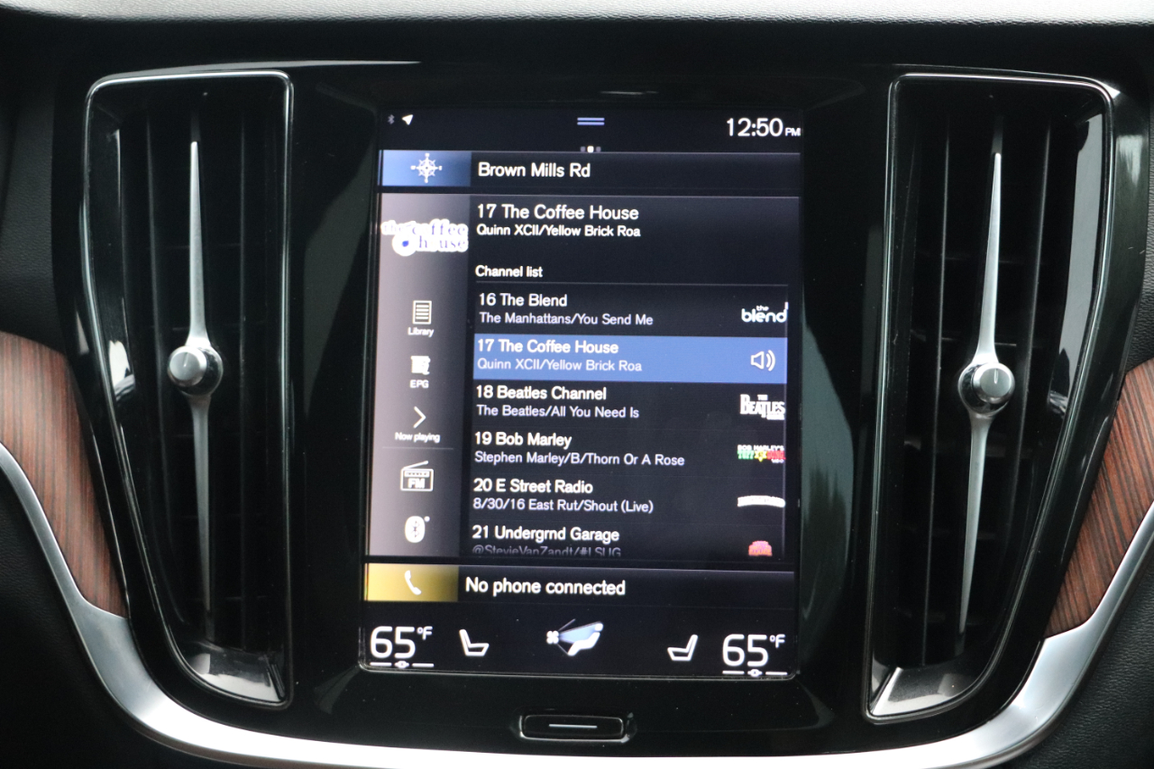 2021 Volvo V60 Momentum photo 28