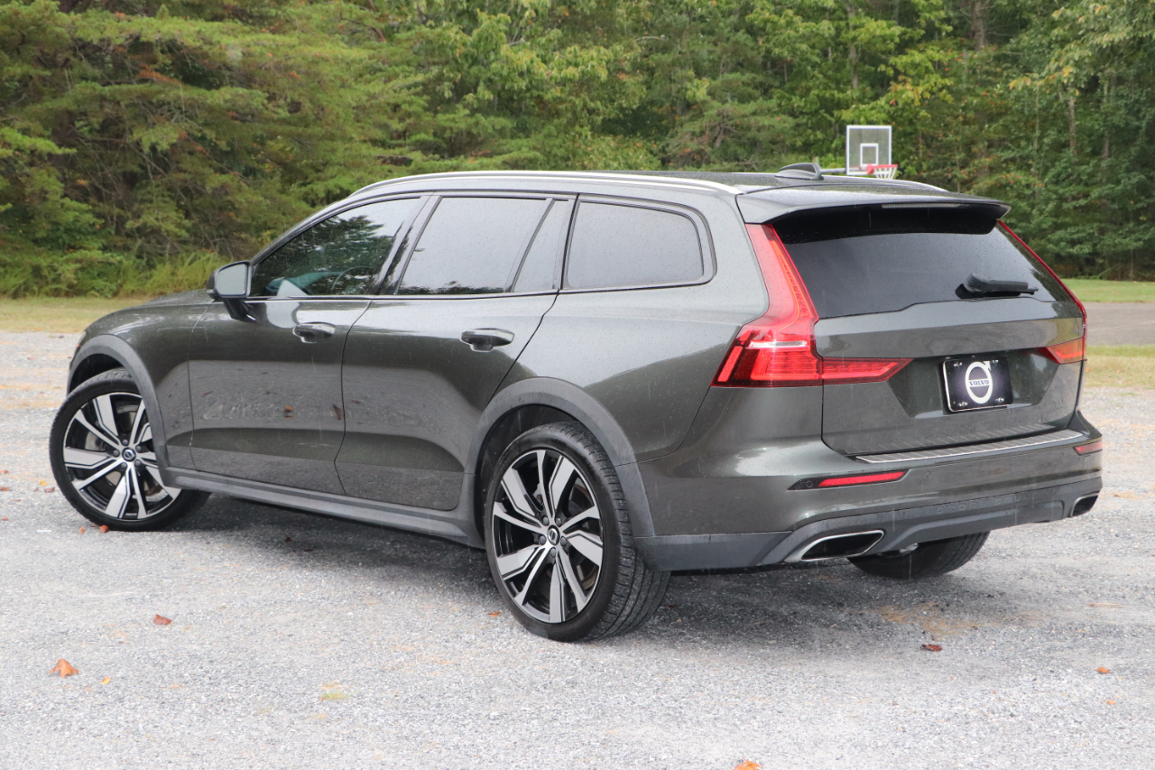 2021 Volvo V60 Momentum photo 35