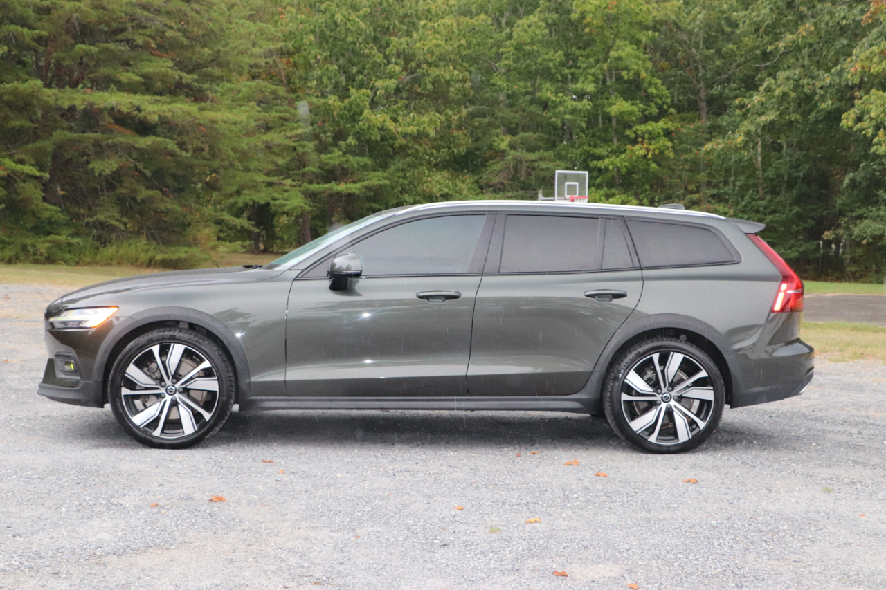 2021 Volvo V60 Momentum photo 36