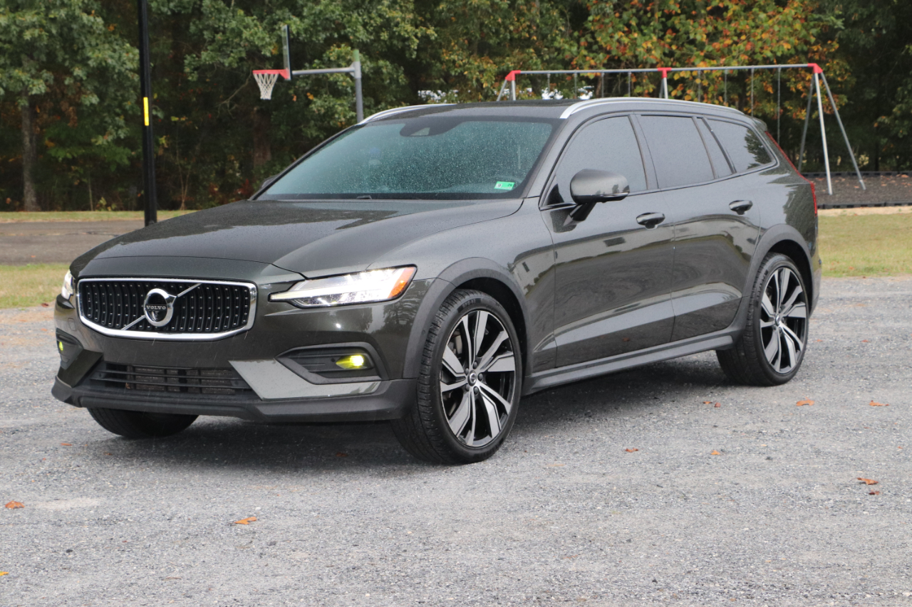 2021 Volvo V60 Momentum photo 37