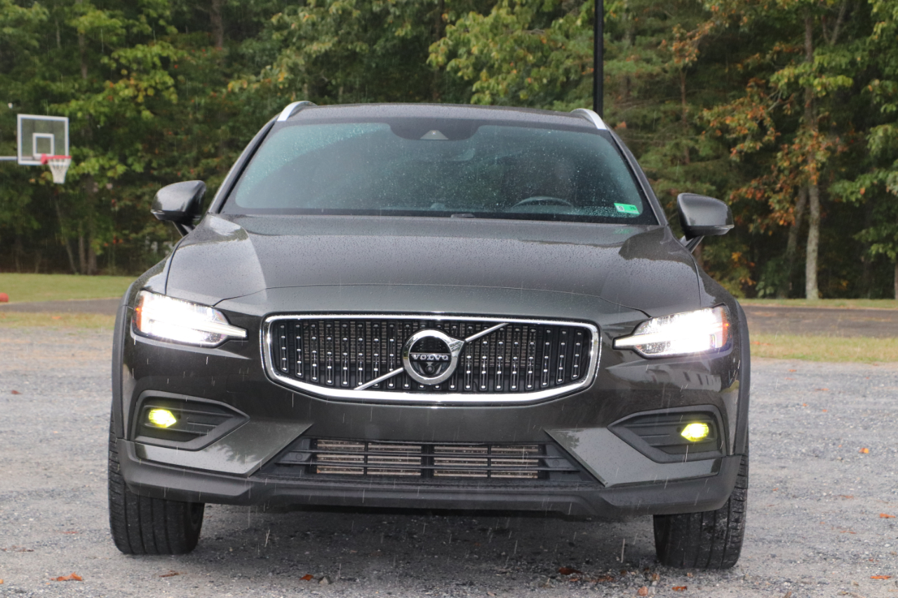 2021 Volvo V60 Momentum photo 38