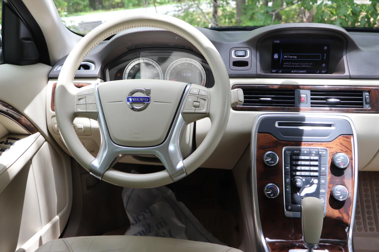 Volvo XC70 4dr Wgn 3.2L PZEV 2012