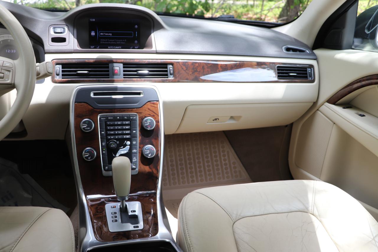 Volvo XC70 4dr Wgn 3.2L PZEV 2012
