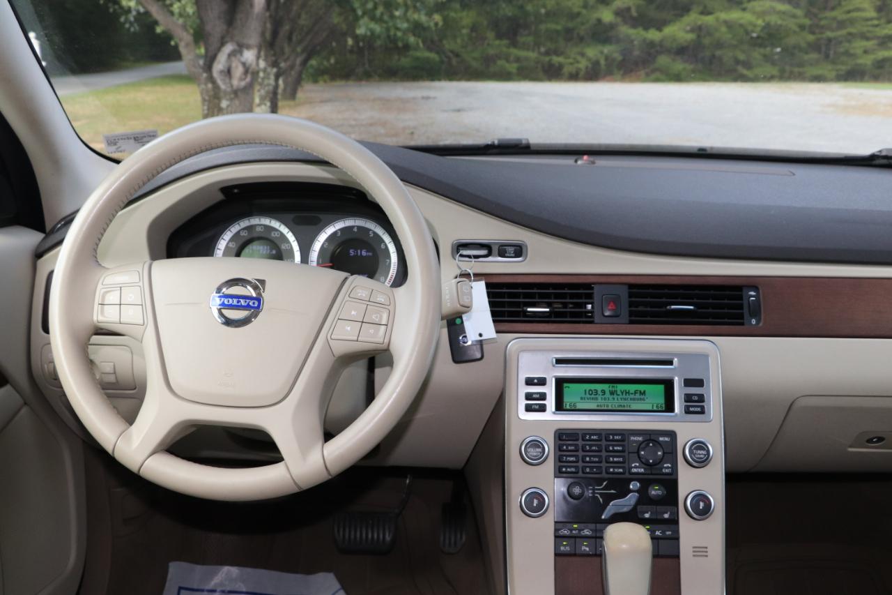 Volvo XC70 4dr Wgn 3.2L AWD 2011