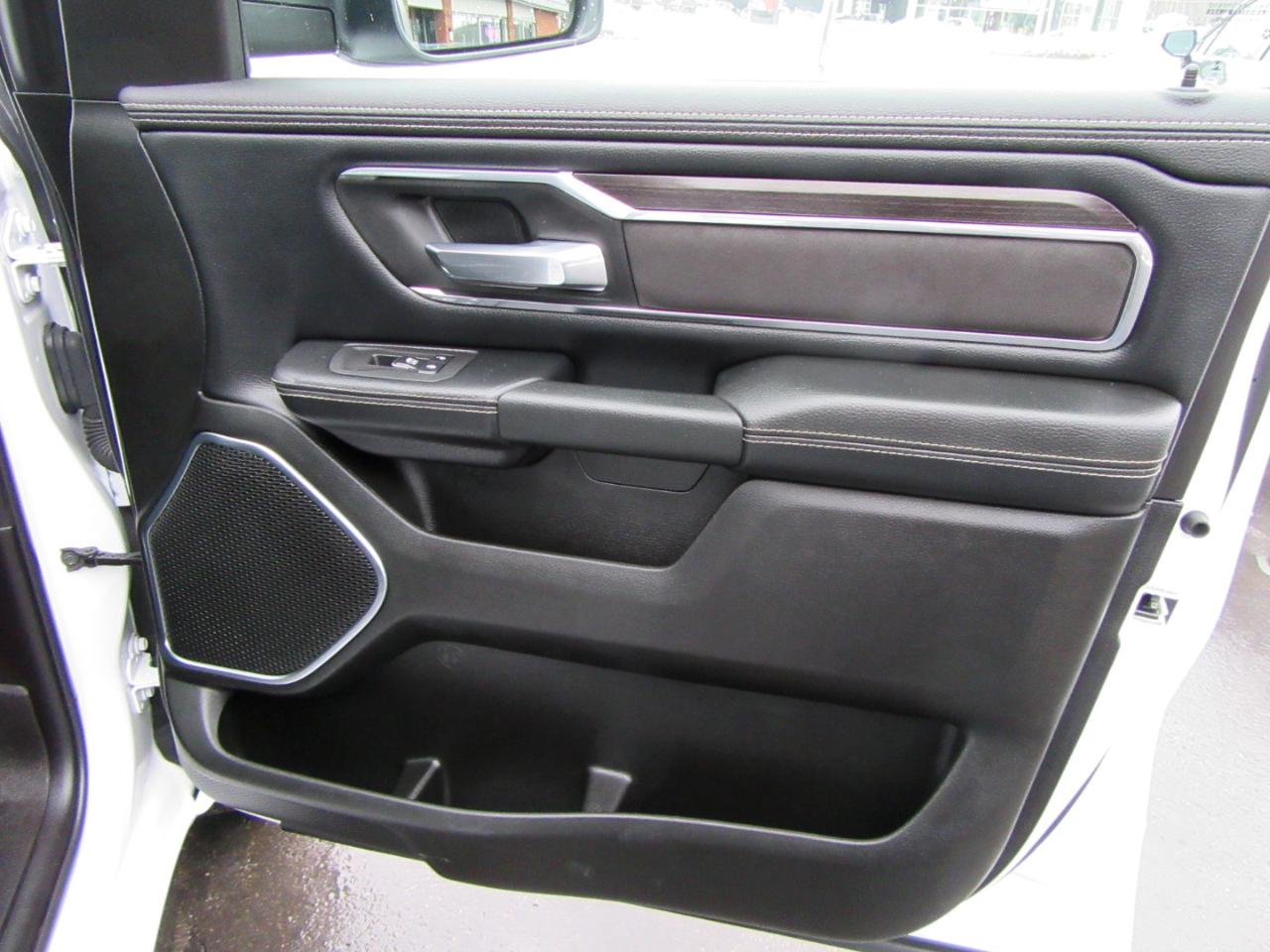 RAM 1500 Laramie Crew Cab SWB 4WD 2025