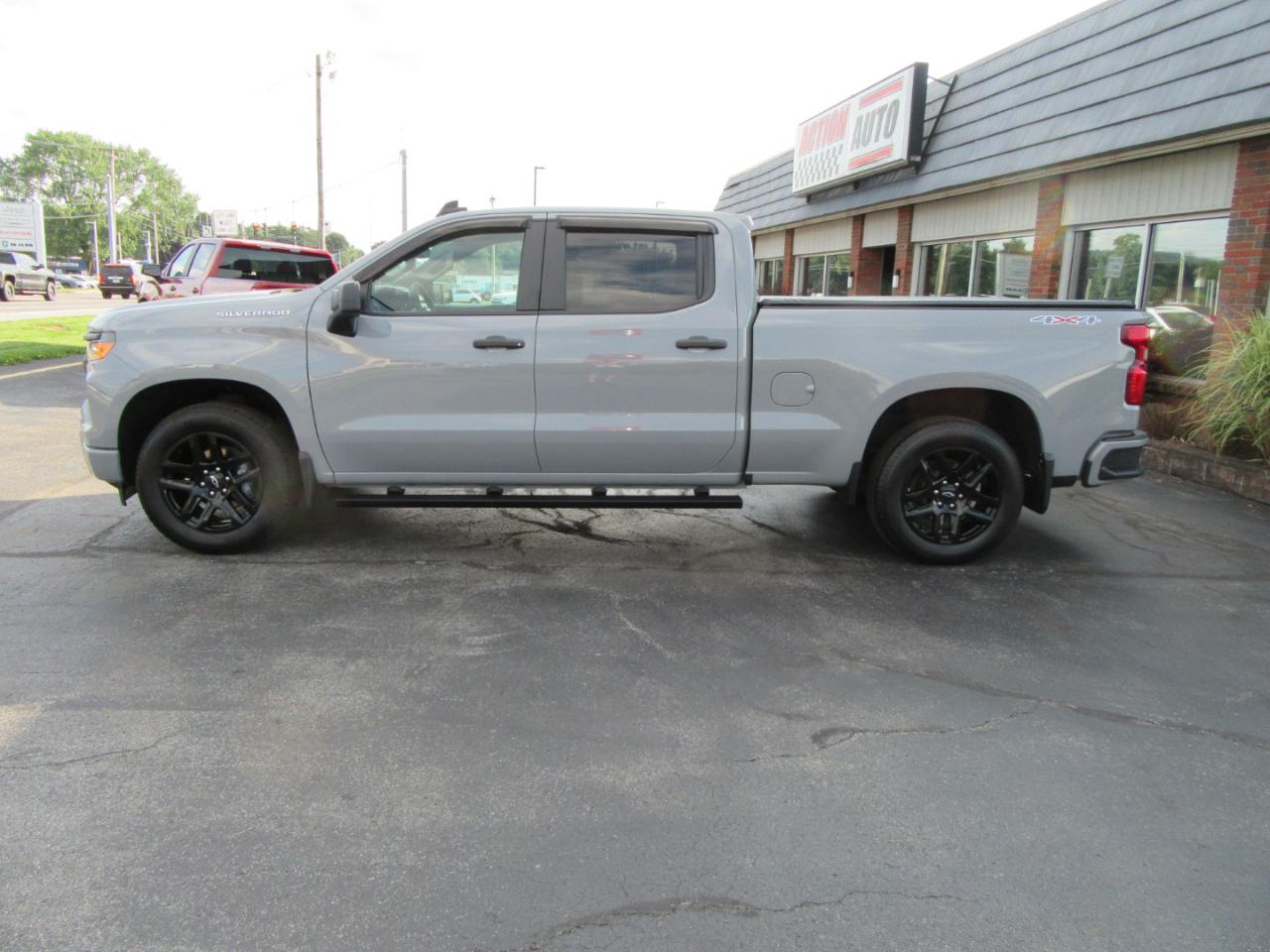 Chevrolet Silverado 1500 Custom Crew Cab 4WD 2024