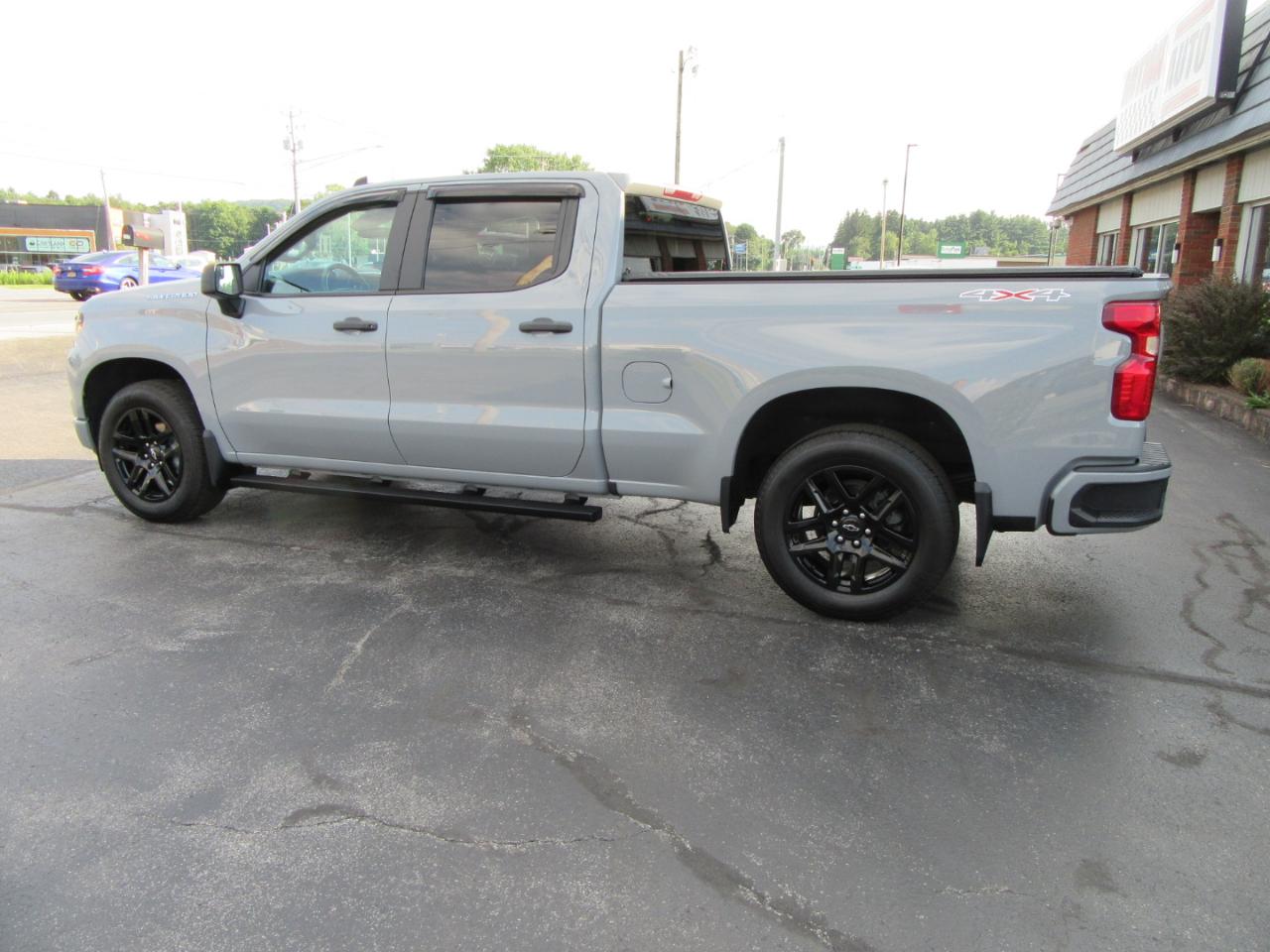Chevrolet Silverado 1500 Custom Crew Cab 4WD 2024