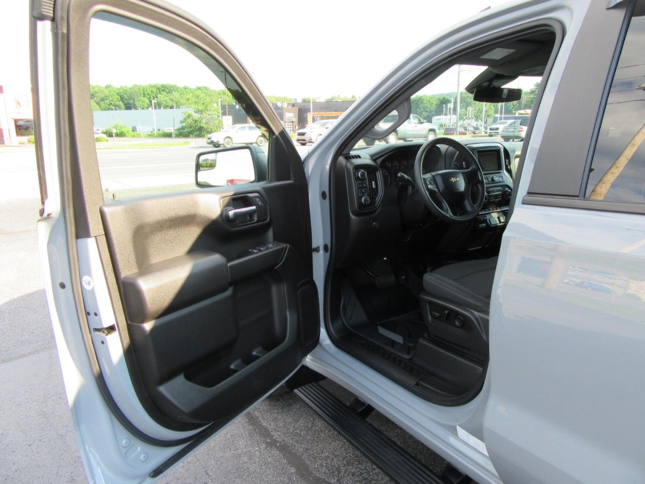 Chevrolet Silverado 1500 Custom Crew Cab 4WD 2024