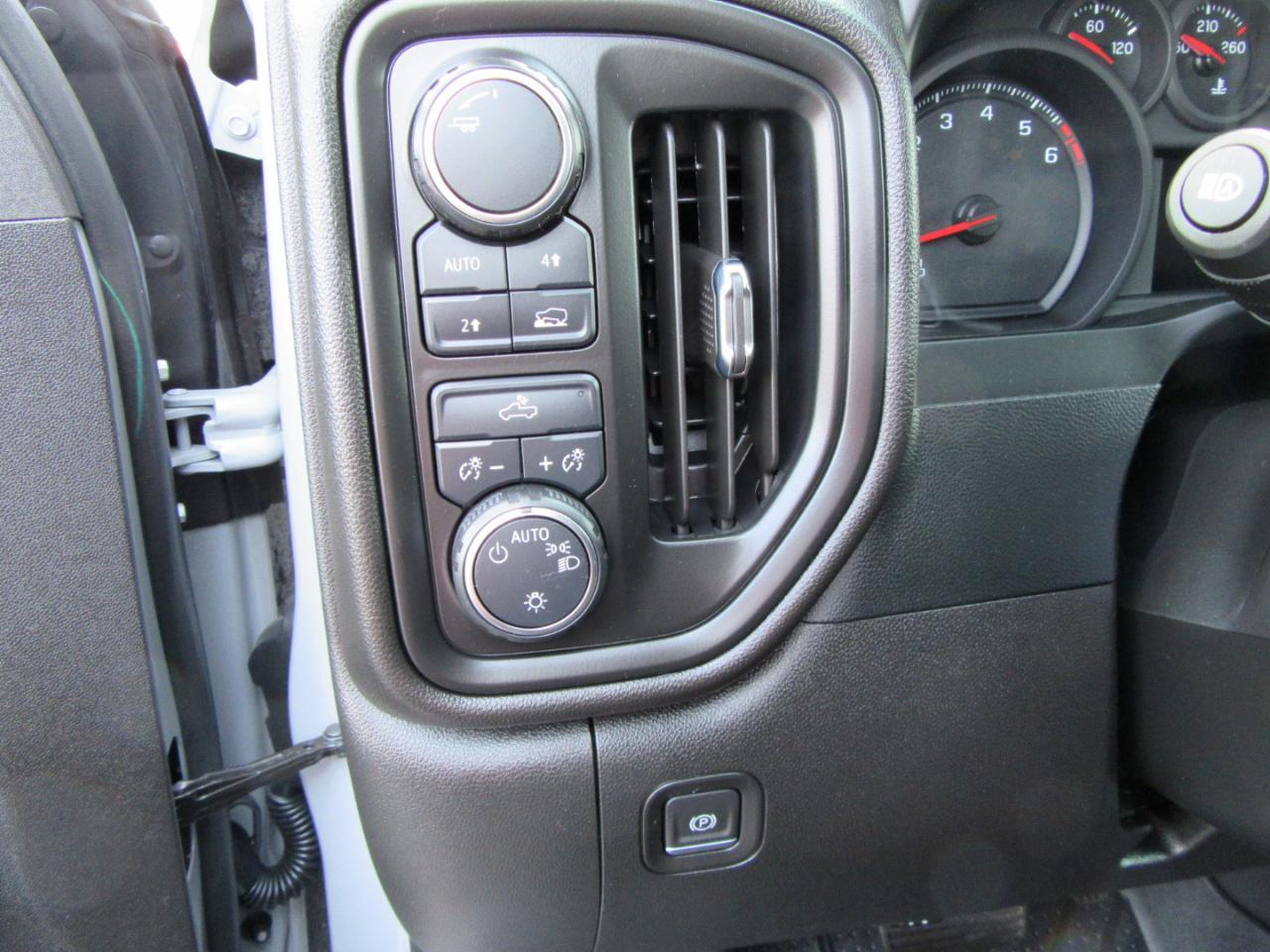 Chevrolet Silverado 1500 Custom Crew Cab 4WD 2024