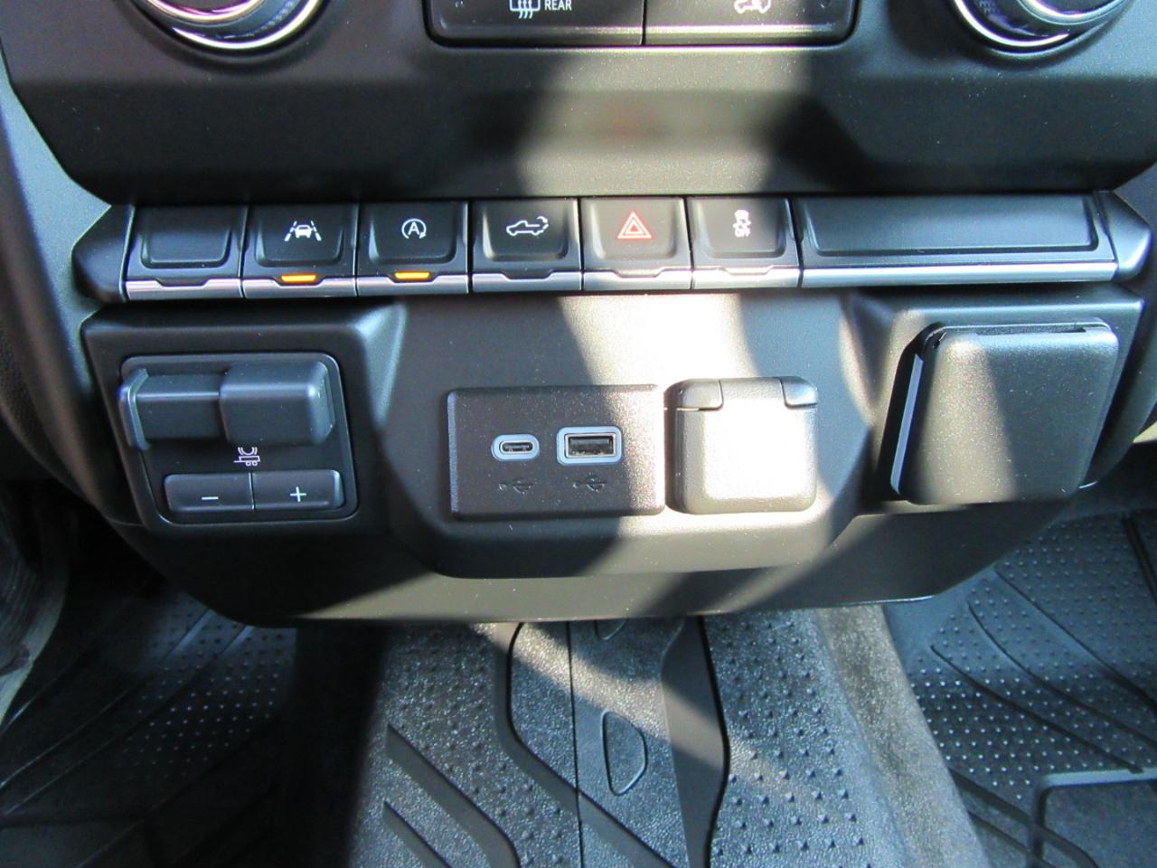 Chevrolet Silverado 1500 Custom Crew Cab 4WD 2024