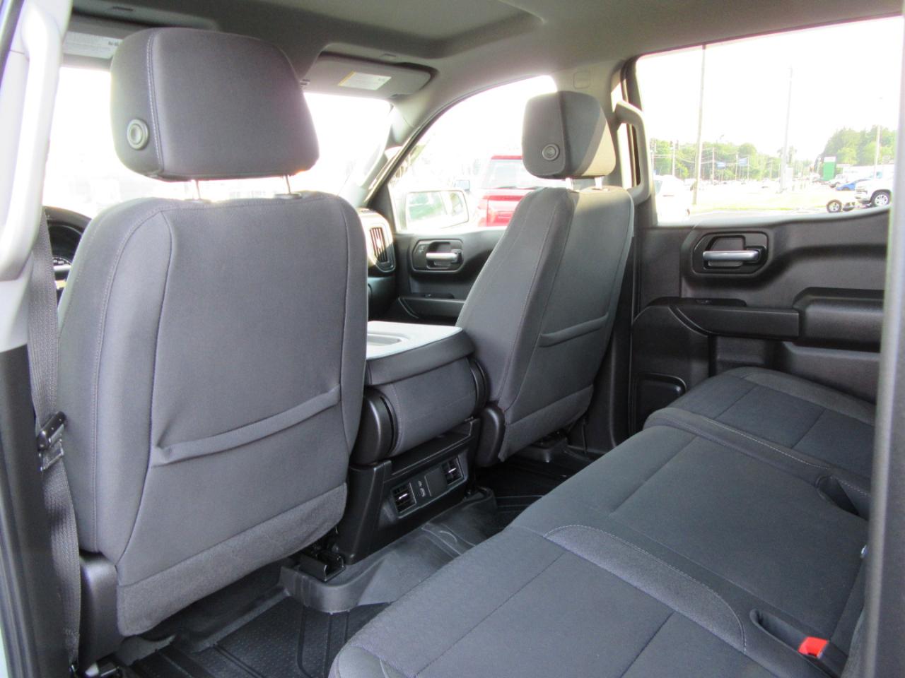Chevrolet Silverado 1500 Custom Crew Cab 4WD 2024