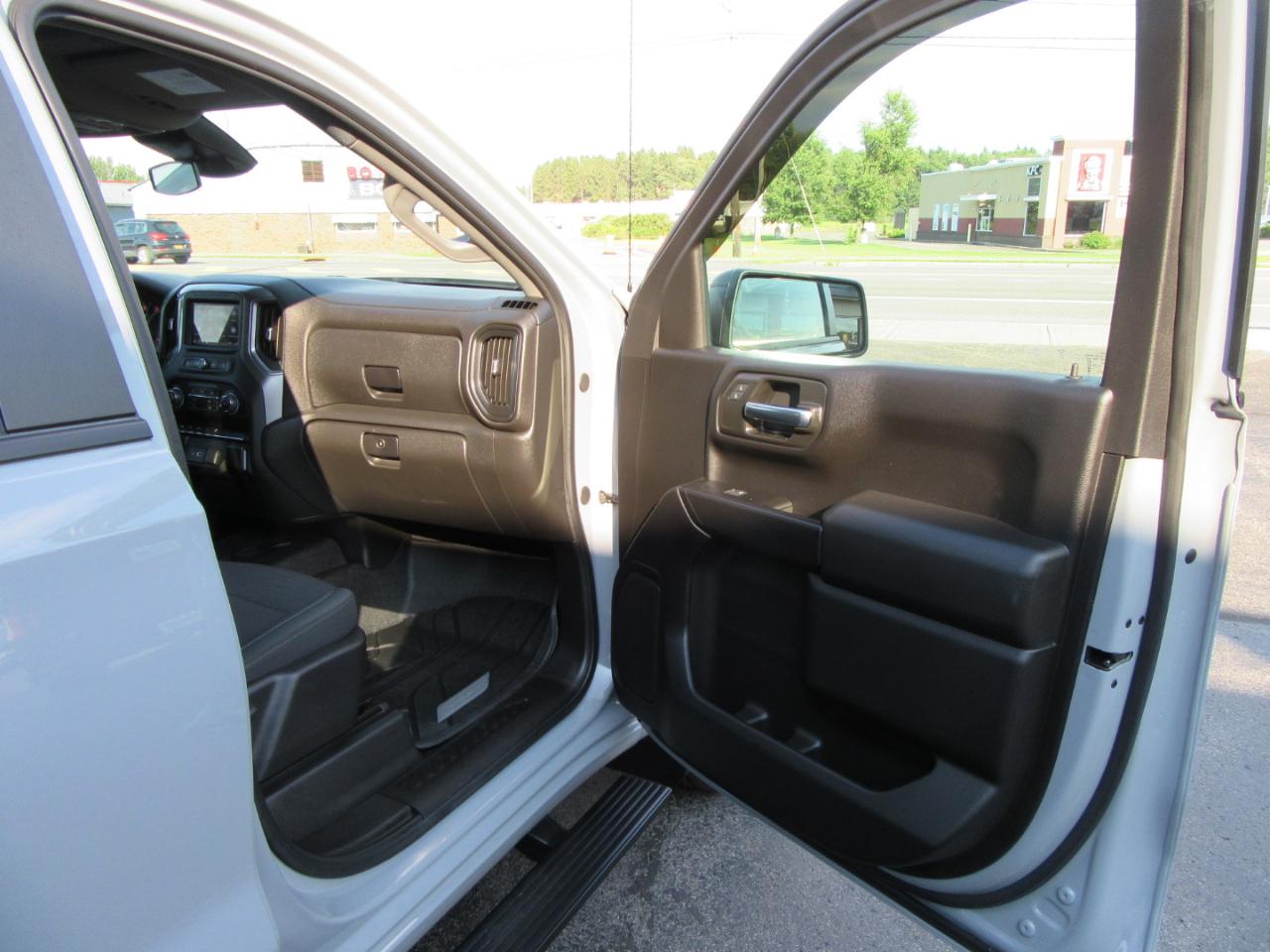 Chevrolet Silverado 1500 Custom Crew Cab 4WD 2024