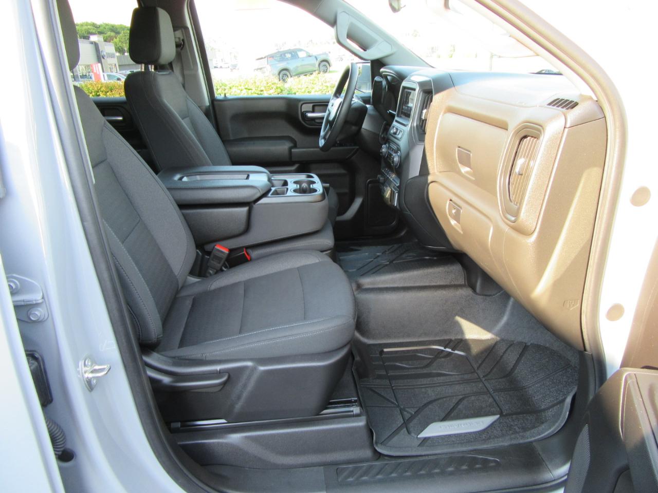 Chevrolet Silverado 1500 Custom Crew Cab 4WD 2024