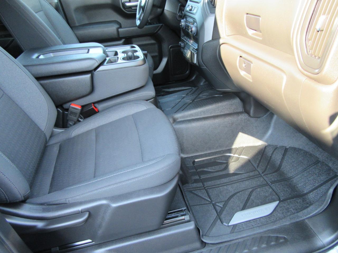 Chevrolet Silverado 1500 Custom Crew Cab 4WD 2024