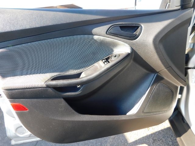 Ford Focus 4dr Sdn S 2013