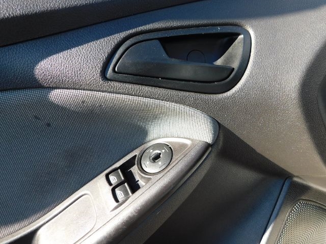 Ford Focus 4dr Sdn S 2013