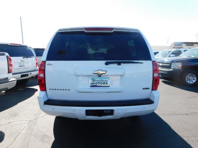 Chevrolet Suburban 4WD 4dr 1500 LT 2010