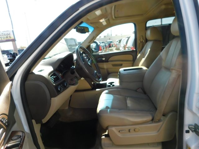 Chevrolet Suburban 4WD 4dr 1500 LT 2010