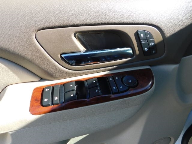 Chevrolet Suburban 4WD 4dr 1500 LT 2010