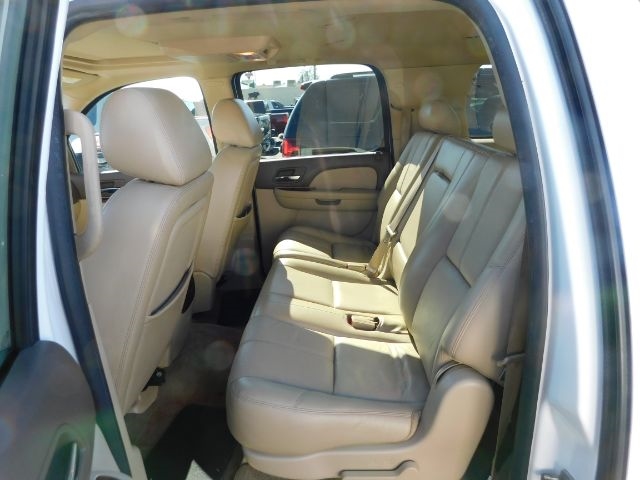 Chevrolet Suburban 4WD 4dr 1500 LT 2010