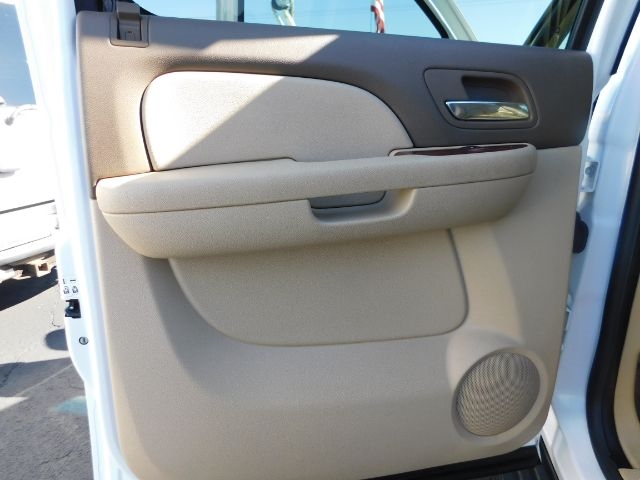 Chevrolet Suburban 4WD 4dr 1500 LT 2010