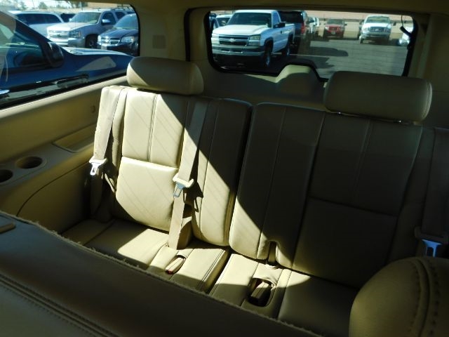 Chevrolet Suburban 4WD 4dr 1500 LT 2010