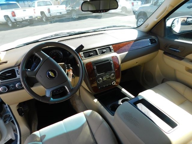 Chevrolet Suburban 4WD 4dr 1500 LT 2010