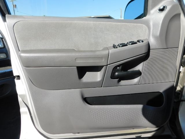 Ford Explorer 4dr 114" WB 4.6L XLT 4WD 2005