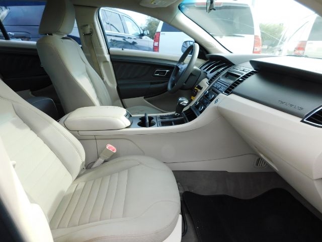 Ford Taurus 4dr Sdn SE FWD 2010