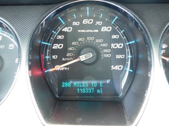 Ford Taurus 4dr Sdn SE FWD 2010