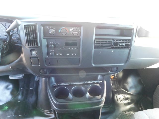 Chevrolet Express Cargo Van 3500 135" WB RWD 2003