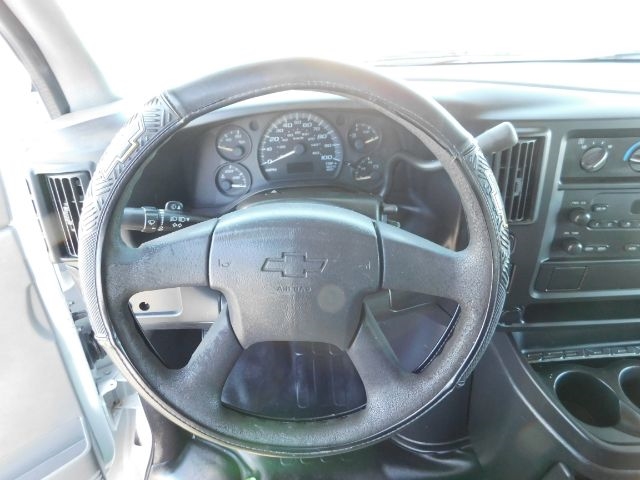 Chevrolet Express Cargo Van 3500 135" WB RWD 2003