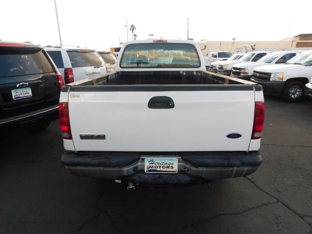 Ford Super Duty F-250 Crew Cab 156" XL 2005