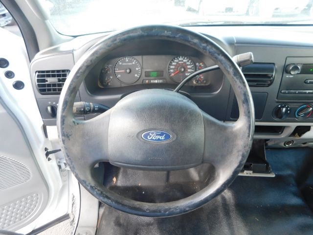 Ford Super Duty F-250 Crew Cab 156" XL 2005