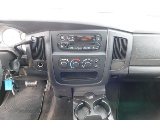 Dodge Ram 1500 4dr Quad Cab 140.5" WB SLT 2004