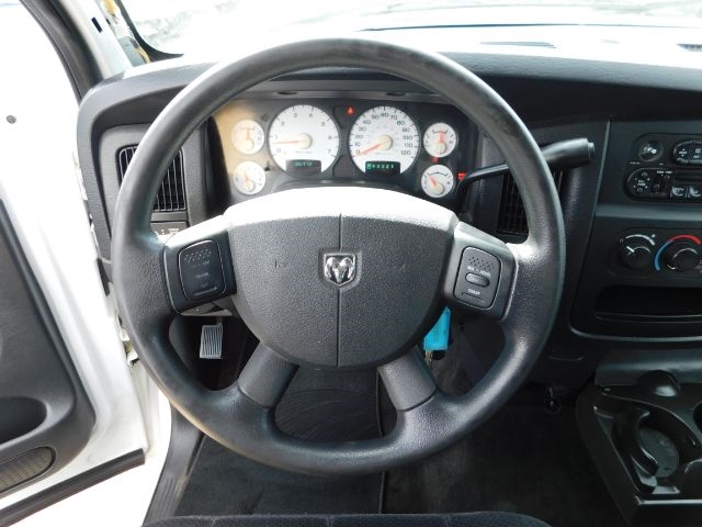 Dodge Ram 1500 4dr Quad Cab 140.5" WB SLT 2004