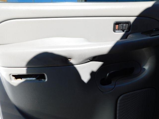 Chevrolet Suburban 4dr 2500 4WD LS 2004