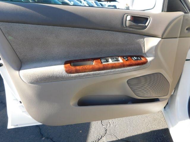 Toyota Camry 4dr Sdn XLE Auto (Natl) 2004