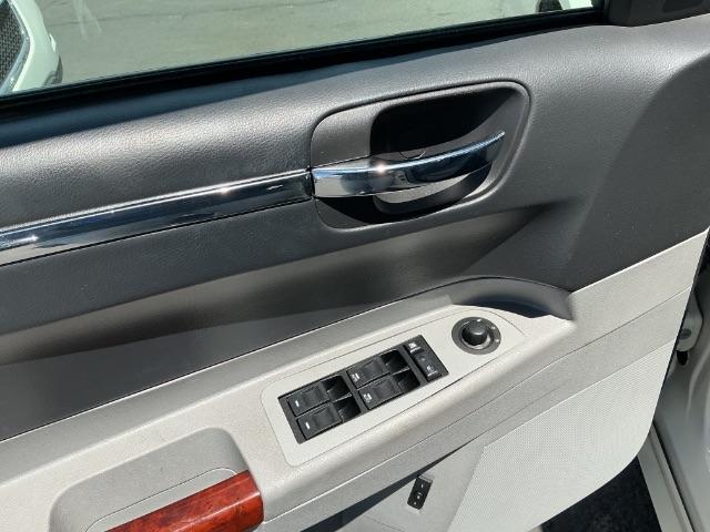 Chrysler 300 4dr Sdn 300C 2006