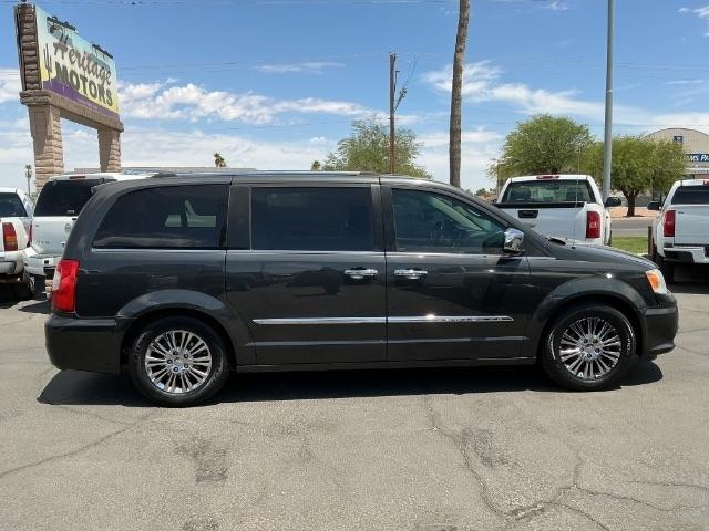 Chrysler Town & Country 4dr Wgn Limited 2011