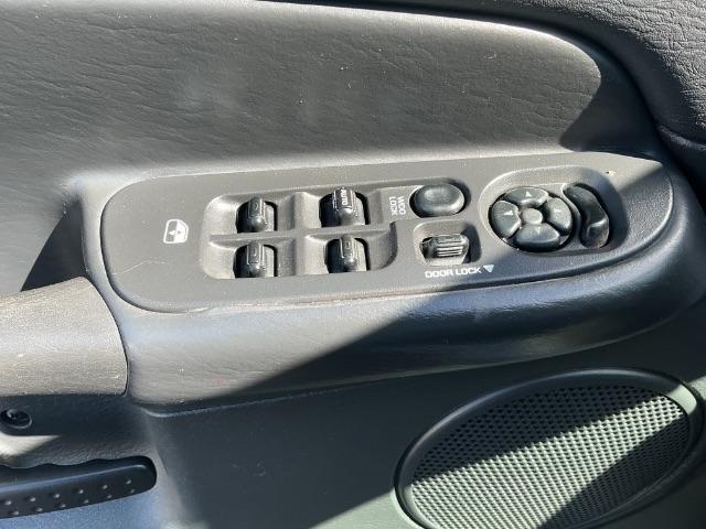 Dodge Ram 1500 4dr Quad Cab 140.5" WB SLT 2004