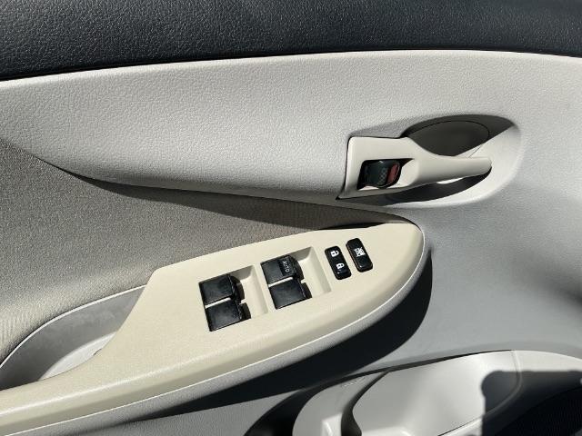 Toyota Corolla 4dr Sdn Auto LE Special Edition (Natl) 2013