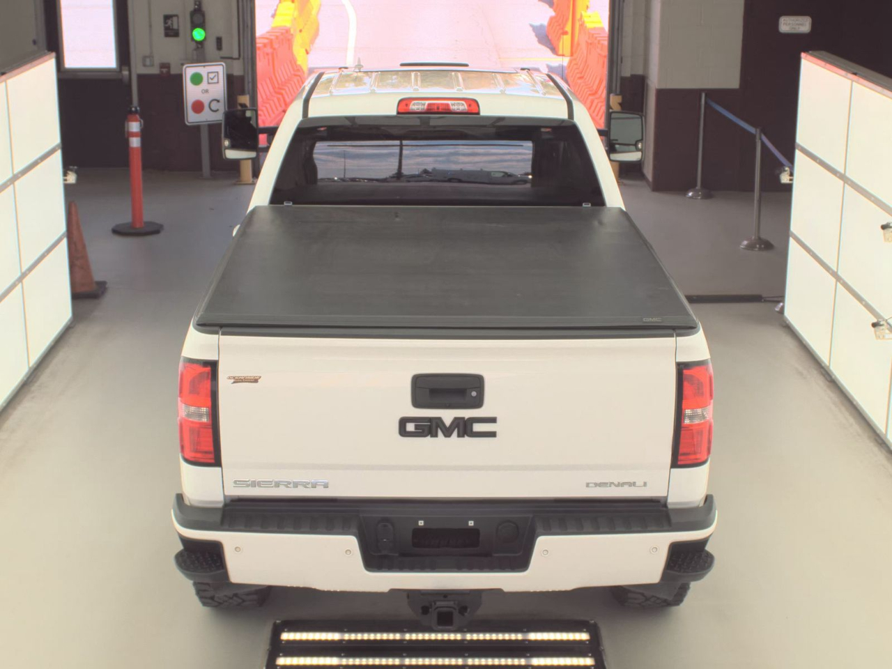 GMC Sierra 2500HD 4WD Crew Cab 153.7" Denali 2016 GMC Sierra 2500HD 4WD Crew Cab 153.7" Denali 2016