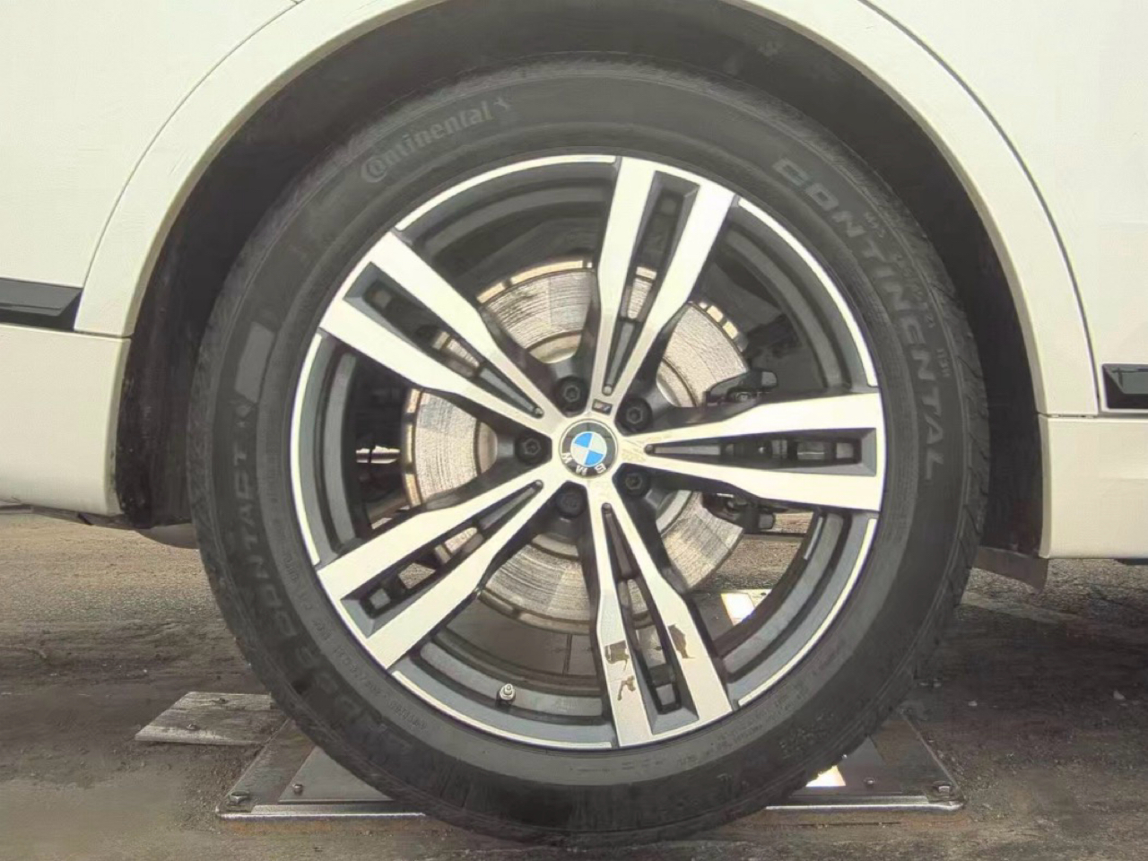 BMW X7 xDrive40i Sports Activity Vehicle 2025