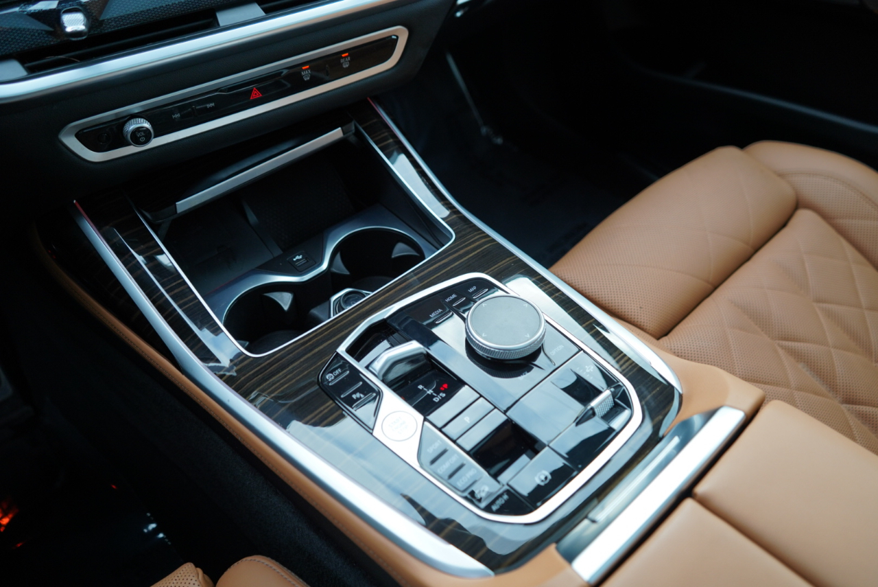 BMW X7 xDrive40i Sports Activity Vehicle 2025