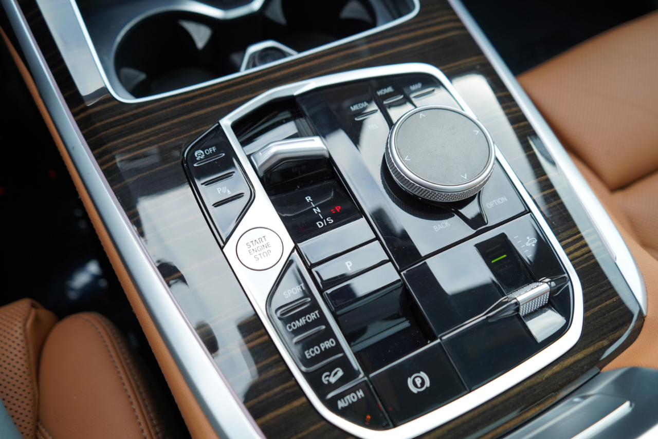 BMW X7 xDrive40i Sports Activity Vehicle 2025