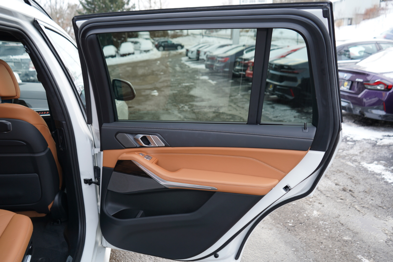 BMW X7 xDrive40i Sports Activity Vehicle 2025